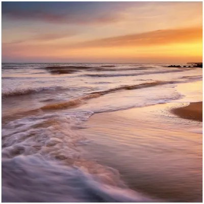 Produktbild von Wallario Premium Glasbild, freischwebende Optik, kräftige Farben, Größe 30 x 30 cm Motiv Sonnenuntergang am Strand - Abendspaziergang