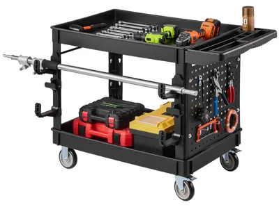Image de Chariot de service VEVOR, chariot d'atelier, chariot à outils, en PP, dimensions 1140 x 610 x 840 mm, couleur noire. Chariot mobile avec une capacité de charge de 250 kg, incluant : 2 étagères, 4 roulettes, panneau perforé avec crochets, poignée avec compartiment de rangement. Chariot polyvalent pour atelier