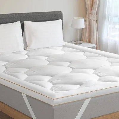 Image de Alèse de protection 140 x 200 cm avec 4 bandes antidérapantes, protection de matelas moelleuse 140 x 200 cm pour un meilleur confort, lavable en machine et pliable pour un rangement facile