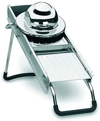 Image de LACOR 60332 - Mandolina Luxe. Contient 5 feuilles en acier inoxydable. Convient pour le lavage au lave-vaisselle. Pieds en silicone non glissants.