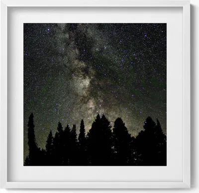 Produktbild von Sternenhimmel über einem Wald– Wandbild mit Rahmen – Gerahmtes Bild  – Wanddekoration – 50x50 cm –  Weiß Rahmen