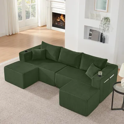 Immagine prodotto di DIVANO ANGOLARE MODULARE MODFU, a forma di L, con 3 posti, rivestito in tessuto corduroy. Include 2 poggiapiedi, portabicchieri e tasche laterali. Divano imbottito con cuscini, colore verde