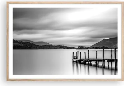 Produktbild von Gerahmtes Poster - Rahmen in heller Eiche - Schwarzweiß Landschaft See - 91,5x61 cm - Wand Bild - Wanddeko - Wandbilder - Wandposter - Bilderrahmen - Bilder - Kunstdruck - Wandbild - P2NAA91x61-4321