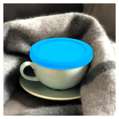 Produktbild von 2 Silikonbecherdeckel aus lebensmittelechtem Silikon, auslaufsicher und staubdicht, passend für Kaffeetassen und Gläser, dekorativ mit kreativem Design