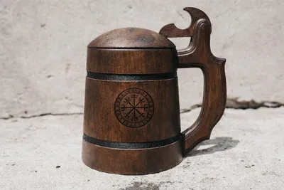 Produktbild von Eichenholz Bierkrug mit Deckel Vegvisir – Wikinger Holzkrug | Geschenk für Fans nordischer Symbole |  Holz Bierkrug Vegvisir | Viking Tankard Holz
