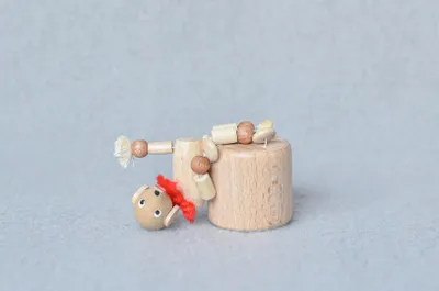 Produktbild von Holzspielzeug Wackelfigur Pudel weiß Höhe=7,5cm NEU