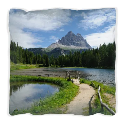 Produktbild von Wallario Premium Kissen, weiche Oberfläche, mit Motiv See in Berglandschaft, Größe: 30 x 30 cm, mit weißer Rückseite