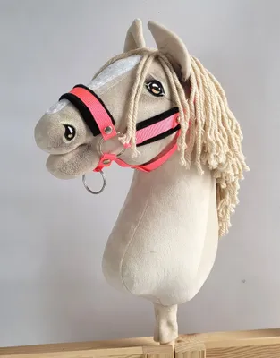 Produktbild von Verstellbares Halfter für Pferd Hobby Horse A3 neon pink mit schwarzem Fell