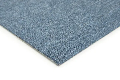 Eckansicht eines  Kurzflor-Teppichs in blau. 
