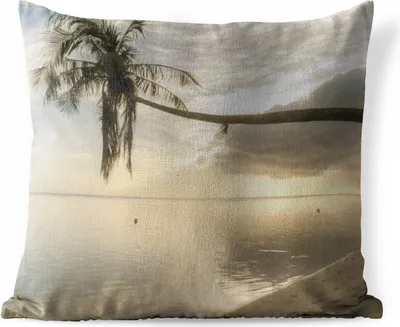 Produktbild von MuchoWow® Outdoor Kissen - Überhängende Palme am Strand von Mo'orea - 45x45 cm - Wetterfest - Lounge Kissen - Fotokissen - Dekoratives Kissen