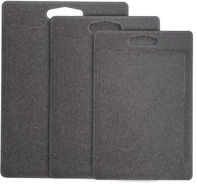 Obrázek produktu pro Sada tří krájecích prkének Unyqoos® vyrobená z plastu bez BPA, tloušťka 0,9 cm, s protiskluzovou základnou, hladká a vroubkovaná strana, vhodná do myčky