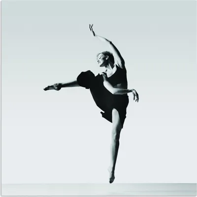 Produktbild von MuchoWow® Poster Ballerina auf Zehenspitzen in Schwarz und Weiß 100x100 cm - Babyzimmer