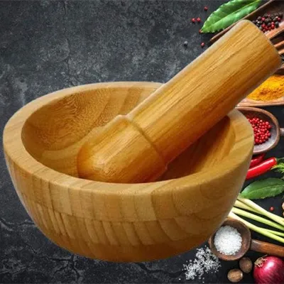 Imagen del producto de Mortero y pilón de bambú, diámetro 13 cm. Ideal para machacar y moler finamente hierbas. Mortero y pilón de bambú, dimensiones 13x13x5.5 cm