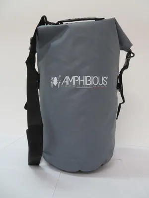 Imagen del producto de Bolsa impermeable tipo tubo, gris, de 20 litros.