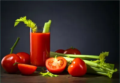 Produktbild von Wallario Fototapete Vliestapete, seidenmatte Oberfläche, einfache Verarbeitung, Größe 300 x 210 cm, Motiv Frischer Tomatensaft mit Sellerie