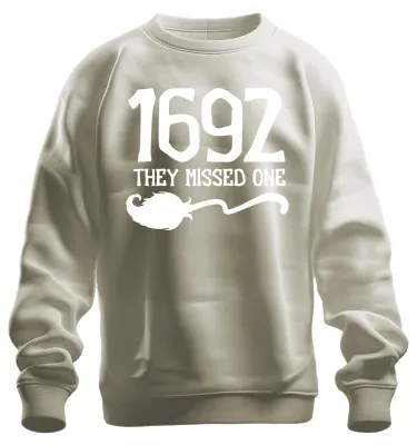 Imagen del producto de 1692 Salem. Brujas. Un dicho divertido para Halloween. Sudadera con cuello redondo, diseño uni, color natural, talla 3XL