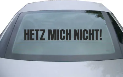Produktbild von Indigos UG - Aufkleber Heckscheibe & Motorklappe DE2316 - schwarz - 600x85 mm - Hetz mich nicht! - Auto Scheiben Fenster Heckklappe Tuning Racing JDM - Die cut