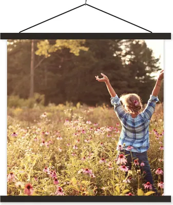 Produktbild von MuchoWow® Textilposter Frau - Blumen - Frühling 120x120 cm mit schwarzem Rahmen - Aufhängungsset