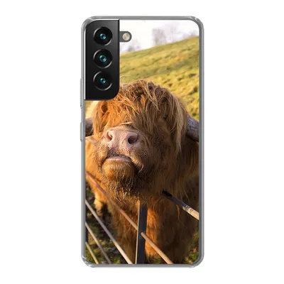 Produktbild von MuchoWow® Handyhülle Schutzhülle Hülle für Samsung Galaxy S22 Scottish Highlander - Zaun - Gras Silikon Softcase Handy Hülle - Mobiltelefonhülle