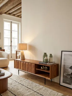 Modernes Lowboard aus massivem Sheesham-Holz im stilvollen Wohnzimmer, unter einem Fernseher platziert und mit Büchern dekoriert._#sku_SAFWL6.556#