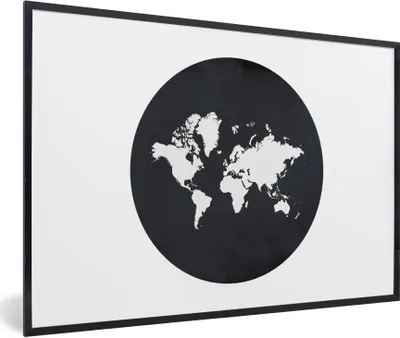 Produktbild von MuchoWow® Gerahmtes Poster Weltkarte - Schwarz und weiß - Kreis 90x60 cm - Poster mit Schwarzem Bilderrahmen Wandposter Rahmen Foto Bilder - Fotorahmen - Foto-Plakat