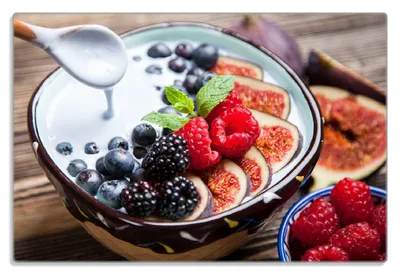 Produktbild von Wallario Frühstücksbrettchen aus Glas 20 x 30 cm mit rutschfesten Füßen, Motiv Joghurt mit frischen Früchten