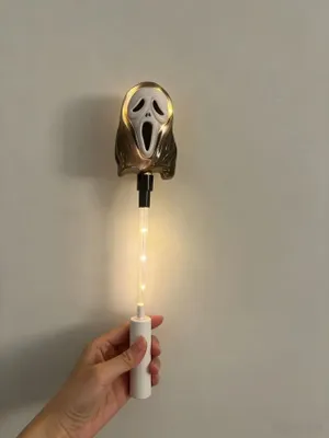 Produktbild von Halloween-Geister-Leuchtstab, 32–40 cm, 10 LEDs, 3 Lichtmodi, batteriebetrieben – Schwarz