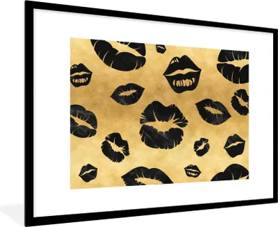 Produktbild von MuchoWow® Gerahmtes Poster Muster - Kuss - Gold - Schwarz 90x60 cm - Poster mit Schwarzem Bilderrahmen Wandposter Rahmen Foto Bilder - Wanddekoration - Fotos