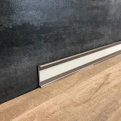 Produktbild von Sockelleiste Kunststoff 11.8 x 58 x 2500 mm Champagner zum Kleben & Clipsen PVC Fußleiste Transparente Weichlippe by PROVISTON 2.5 Meter | 1 Stück