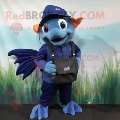 Produktbild von Marineblauer REDBROKOLY Betta-Fisch Maskottchen Kostüm charakter bekleidet mit einer Latzhose und Messenger-Taschen