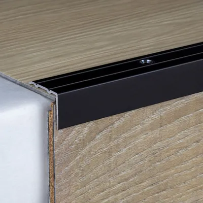 Produktbild von PROVISTON | Winkelprofil | Aluminium eloxiert | Schwarz | Breite 24.5 mm | Höhe 18 mm | Länge 1000 mm | Gebohrt | Treppenkantenprofil | Treppenwinkel | Treppenkante | Kombiwinkel | 1 Stück