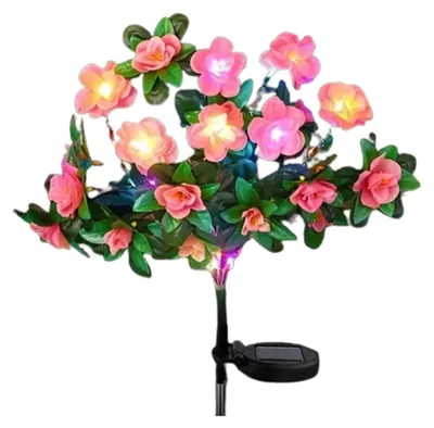 Rosa florale Solar-Gartenleuchte mit grünen Blättern und einem schwarzen Solarpanel auf weißem Hintergrund