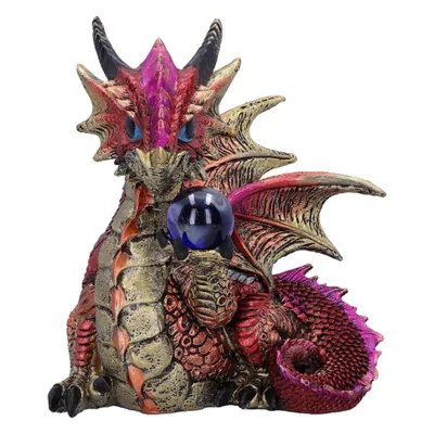 Der Drache ist in leuchtenden Farben gehalten, mit roten, goldenen und violetten Akzenten.