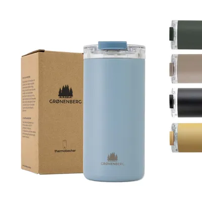 A light blue Groenenberg thermobecher is shown next to its packaging, with other color options displayed on the right.