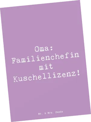Produktbild von Mr. & Mrs. Panda Ansichtskarte Spruch Oma Familienchefin - Lavendeltraum - Geschenk, Fotokarte, Postkarten, Kuscheln, herzerwärmende Sprüche, Grußkarte, Liebe, Großmutter