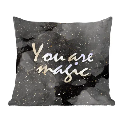 Produktbild von MuchoWow® Zierkissen Sofakissen Wohnzimmer Dekokissen 50x50 cm Zitate - Magie - Gold - Schwarz - Komfort - Sofakissen