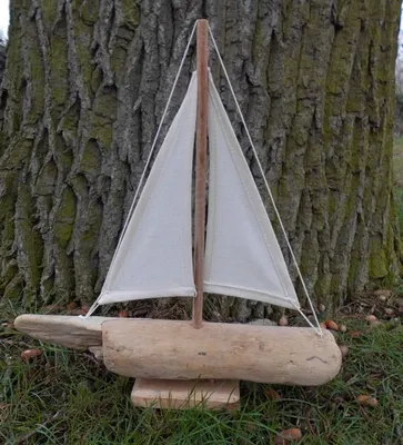 Produktbild von Treibholz Segelboot Segelschiff auf Fuß. Maritimes Deko-Objekt 40cm