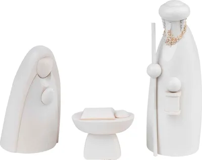 Zu sehen ist eine minimalistische Holzskulptur der Heiligen Familie bestehend aus Maria Josef und dem Jesuskind in der Krippe wobei die Figuren schlicht und ohne Gesichtszüge gestaltet sind und eine ruhige Atmosphäre ausstrahlen