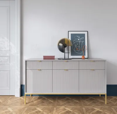 Produktbild von Sideboard 150 cm Visanna – Dreitürige Kommode mit Schubladen, geriffelten Fronten & goldenen Griffen (Grau + Gold)