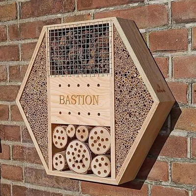 Productafbeelding van Famanu insectenhotel met natuurlijke materialen - Geschikt voor bijen, lieveheersbeestjes en vlinders - Om op te hangen