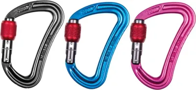 Drei Karabiner aus dem Raven Screw 3er-Pack von Ocun; in Schwarz; Blau und Pink; mit Schraubverschluss.