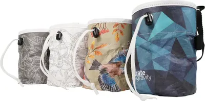 Verschiedene Designs des PAPNU Chalkbags von Austri Alpin; geeignet für Kletterer.