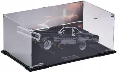 Productafbeelding van Zwarte displayvitrine met bedrukte achterwand voor LEGO® Technic 42111 – Dom's Dodge Charger