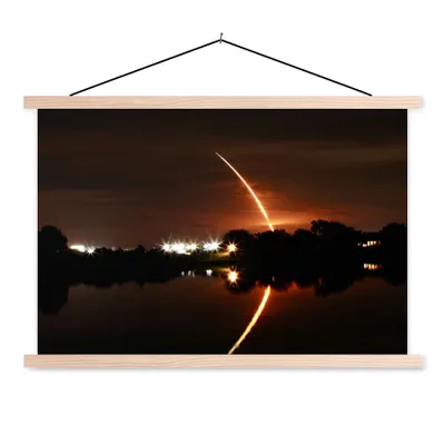 Produktbild von MuchoWow® Textilposter Langzeitbelichtung des Space-Shuttle-Starts 120x80 cm mit holzfarbenen Rahmen - Aufhängeset