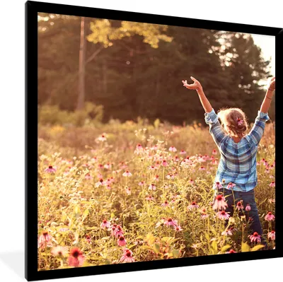 Produktbild von MuchoWow® Gerahmtes Poster Frau - Blumen - Frühling 40x40 cm - Poster mit Schwarzem Bilderrahmen Wandposter Rahmen Foto Bilder - Mit Rahmen - Wanddekoration Schlafzimmer
