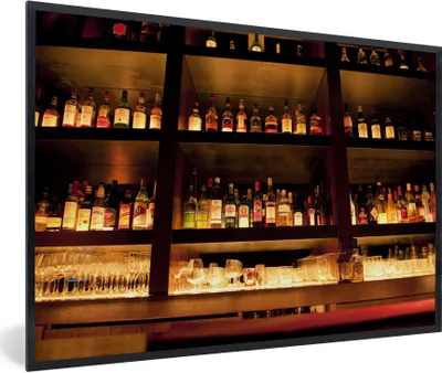 Produktbild von MuchoWow® Gerahmtes Poster Trinkflaschen auf und über der Bar 90x60 cm - Poster mit Schwarzem Bilderrahmen Wandposter Rahmen Foto Bilder - Fotorahmen - Foto-Plakat