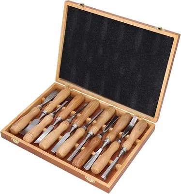 Imagen del producto de Juego de 12 herramientas para tallado en madera, que incluye cuchillos para tallar, cinceles y un estuche de madera para herramientas. Las hojas son de acero CRV y los mangos son de madera. Ideal para trabajos de bricolaje y grabado
