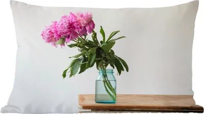 Produktbild von MuchoWow® Zierkissen Sofakissen Wohnzimmer Dekokissen 50x30 cm Rosa Pfingstrosen in einer blauen Vase - Wohnzimmerdekoration - Polster mit Photo