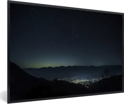 Produktbild von MuchoWow® Gerahmtes Poster Himmel über den Bergen bei Nacht in Schwarz-Weiß 90x60 cm - Poster mit Schwarzem Bilderrahmen Wandposter Rahmen Foto Bilder - Fotorahmen - Foto-Plakat