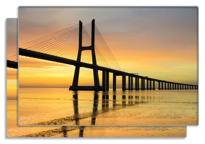 Produktbild von Wallario Frühstücksbrettchen 2er Set aus Glas, je 20 x 30 cm, mit rutschfesten Füßen, Motiv Vasco da Gama Brücke